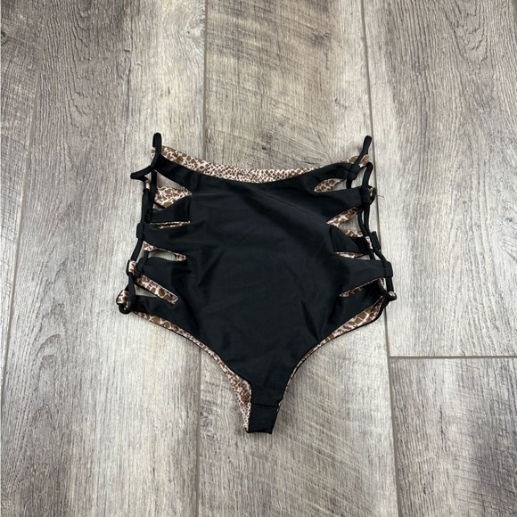 Acacia Black Queen’s‎ Bikini Bottoms - Picture 8 of 15